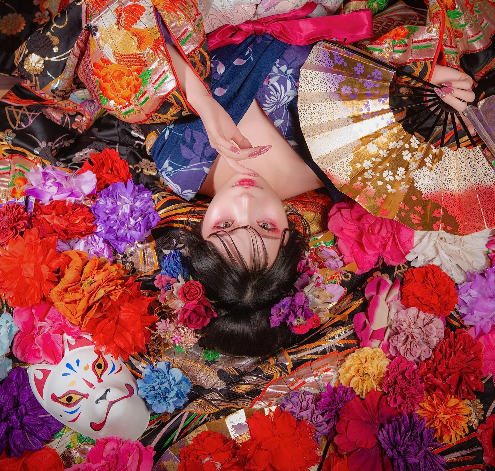 Oiran photo experience main visual surrounded by vivid flowers