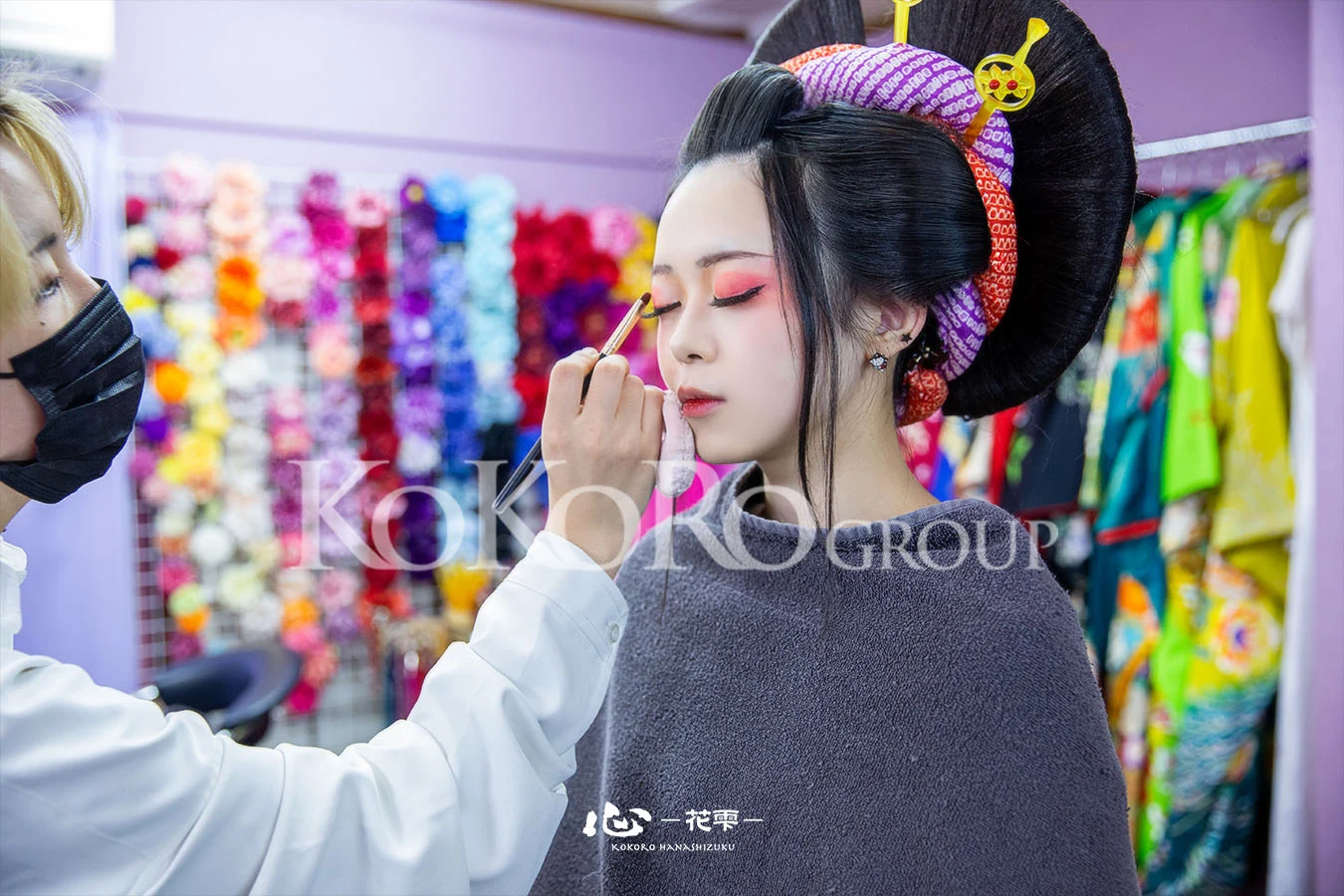 花魁体験のヘアメイクの様子