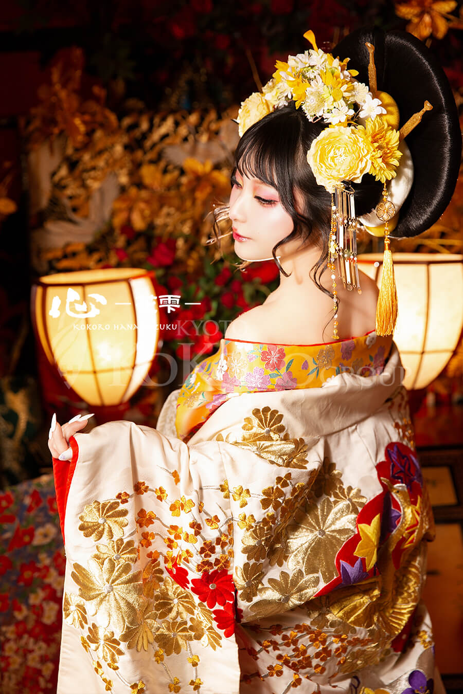 コーラルピンクとゴールドを使った華やかな花魁メイク