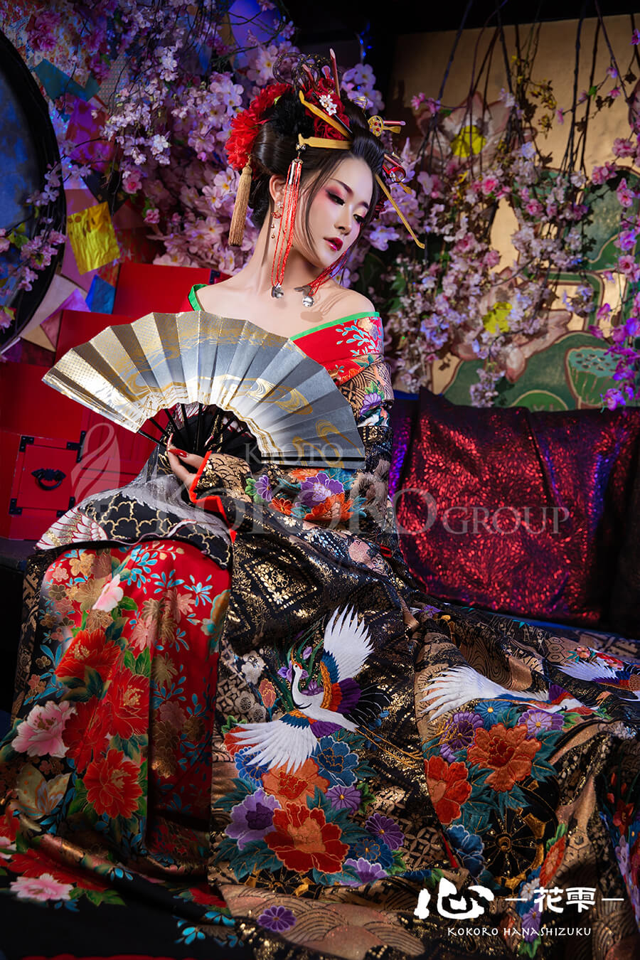 扇子を使った優雅な花魁体験の撮影シーン
