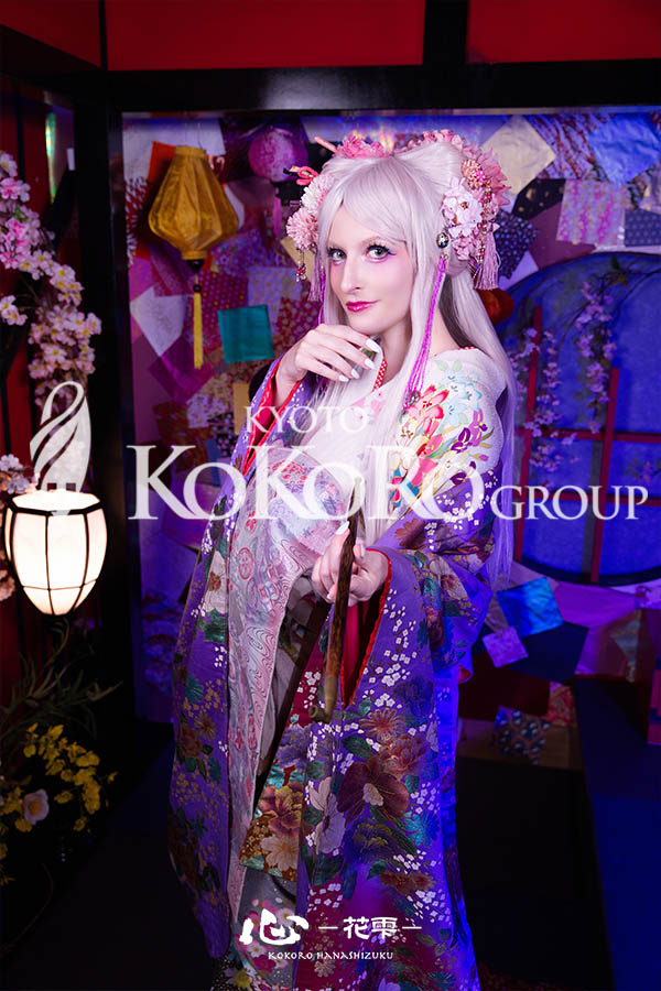 Cute cat-inspired Oiran look in Yoi Booth with purple uchikake