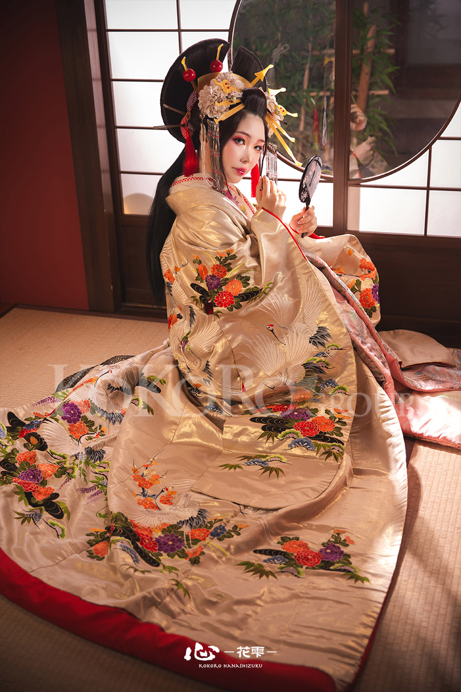 白い打掛をまとった古典花魁の幻想的な姿