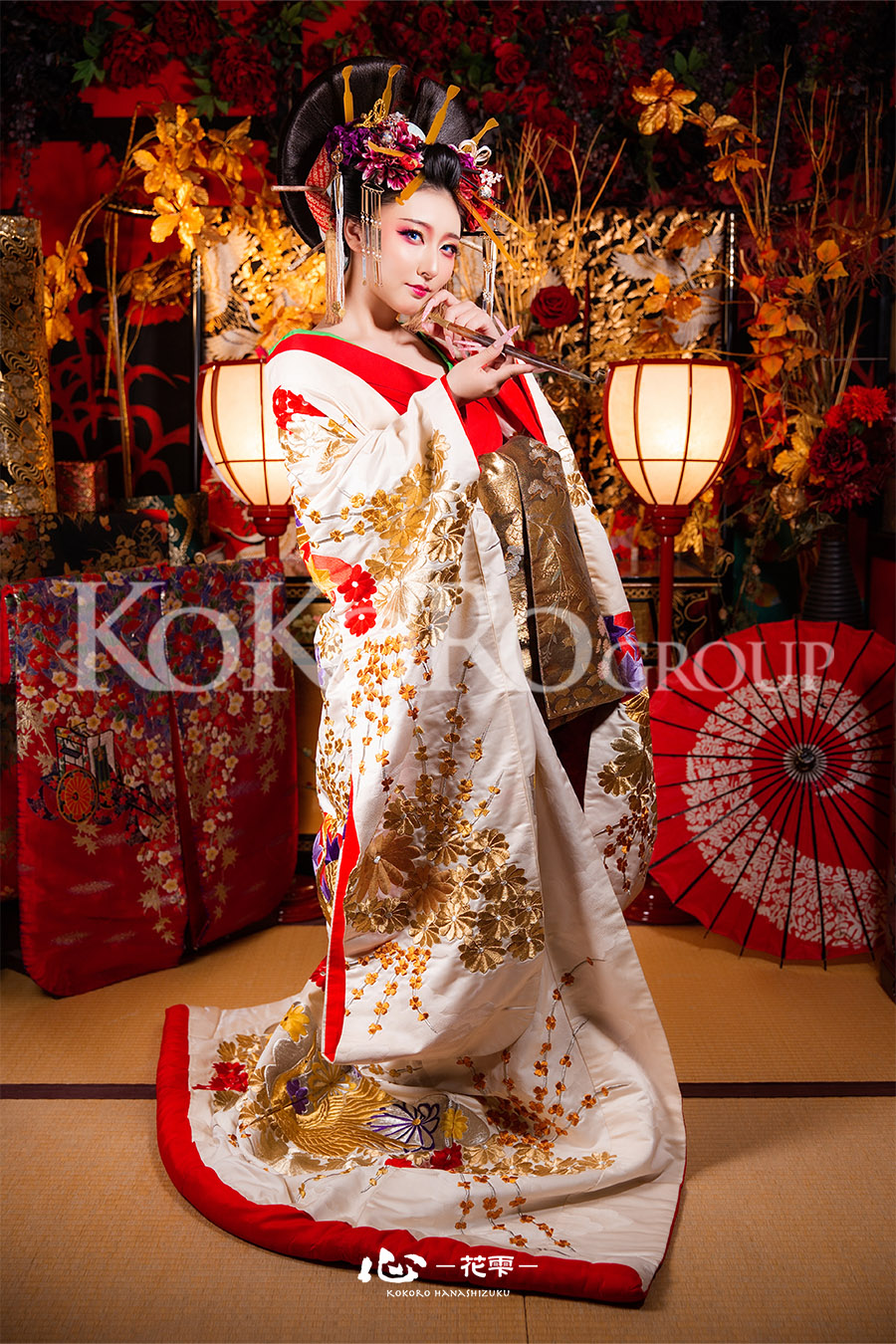白金の打掛と赤色の掛下を合わせた華やかな花魁スタイル